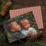 Modern god jul-fotokort ett bild kort<br><div class="desc">Använda våra faux foil "God jul" och "Gott nytt år" julkort med ett bild för att önska dina vänner och familj ett God jul. En samordnande bakare i mönster ingår. Du kan ta bort randen och lägga till ytterligare foton. Gå till avsnittet "Anpassa den här mallen" och klicka sedan på...</div>