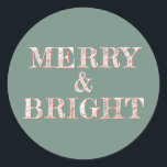 Modern God jul-Grönt för Bright Dusty Runt Klistermärke<br><div class="desc">Modern juldekal med texten MERRY & BRIGHT i skript av vit och röd elegant på en dammig grönt bakgrund. Enbart designad för dig av Lycklig Dolphin Studio. Om du behöver hjälp eller matchande produkter kontaktar du oss via vår chatta för butiker!</div>