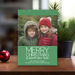 Modern God jul HNY 1-Vågrät, MCM-foto Julkort<br><div class="desc">Julstolar - lägg till ett vågrät foto till denna minimala Grönt med en mjuk grönt färg och ett modernt mönster i mitten av århundradet på baksidan. Typografin är modern och enkel med ett handskrivet tittar teckensnitt som du kan lägga till din familj namn.</div>