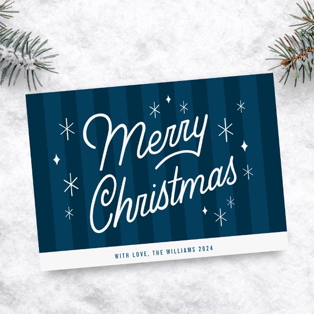 Modern God jul-kort för blått skript Julkort (Beautiful Modern Merry Christmas Script Card, over navy blue background. Add Family Name and Year)