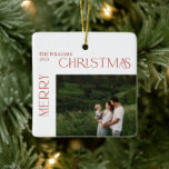 Modern God jul Red Berry Botanical 2 Photo Julgransprydnad Keramik<br><div class="desc">Gör julhelgen extra speciell med denna moderna God jul Red Berry Botanical 2 Photo Ceramic Ornament! Den här unika prydnadsformen har en modern ligaturtypografi med texten "God jul". Lägg till en personlig beröring genom att anpassa den med ditt familjefoto namn och familjefoto. Anpassa ditt andra familjefoto på baksidan. Perfekt för...</div>