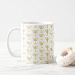 Modern Golden Menorah Mönster Kaffemugg<br><div class="desc">Modern Golden Menorah Mönster. Menorah är skrivet i utvandring 25:31 där det står, i KJV... Och du ska göra en ljusskygg av rent guld: av det slagna arbetet ska ljusskyggen göras: hans axel, hans grenar, hans skål, hans knop och hans blommor ska vara av samma slag. Ord Menorah finns i...</div>