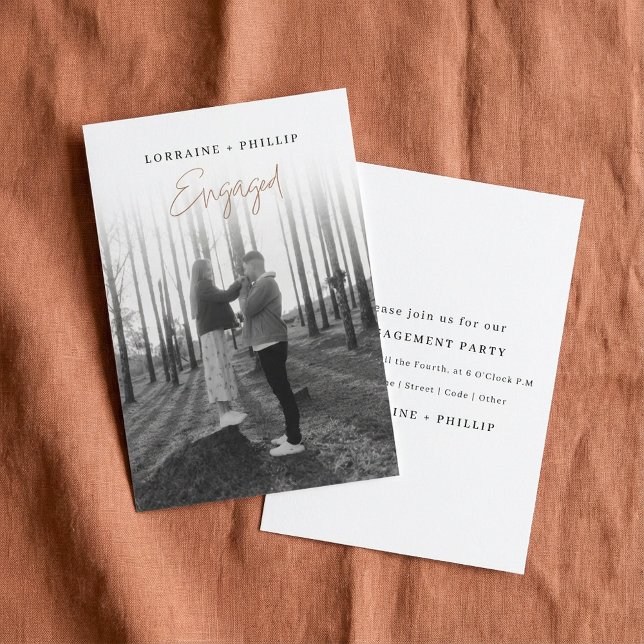 Modern Gradient Foto Förlovningsinbjudan Inbjudningar (Modern Gradient Photo Engagement Announcement.)