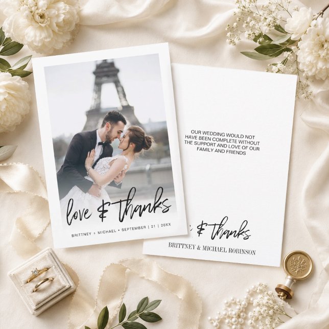 Modern Gradient Hand Lettered Foto Bröllop Tack Kort (Thank your guests with this modern photo thank you card with hand-lettered "love & thanks".)