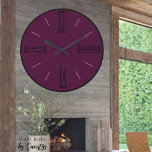 Modern Graph Vin med svart lås av akrylvägg Stor Klocka<br><div class="desc">Modern Grape Vin med Black Trim Acrylic Wall Clock (eller så kan du växla bakgrundstrim med guld och det ser lika häpnadsväckande ut). En vin-färgad klocka i riken med romerska sifferbokstäver som trimmas i svart, eller så kan du växla till svart för ett lika vackert utseende. Finns i en mängd...</div>