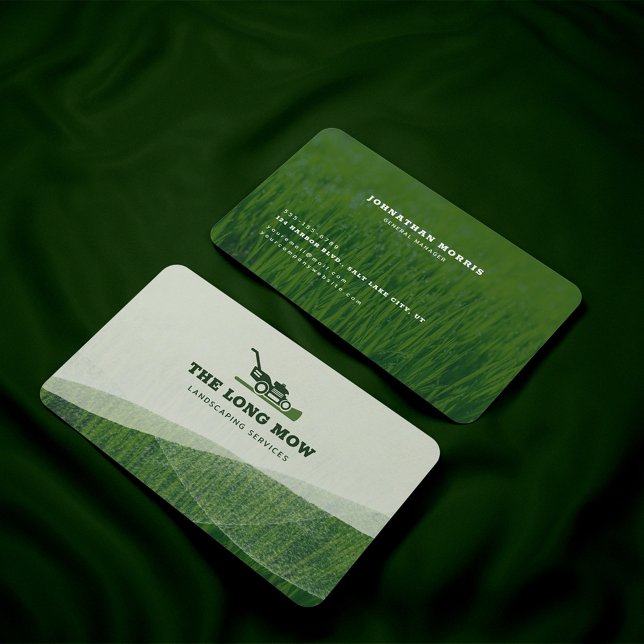 Modern Gräsmatta- och landskapsskötsel Visitkort (Mockup of custom Lawn care or landscaping company business card. Featuring lawnmower and grass. )