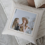 Modern Grått & Beige | Familjefoto | Hem-gåva Kudde<br><div class="desc">Modern Grått & Beige | Familjefoto | Hem-gåvor ger tankeväckande och praktiska gåvor som ger mottagaren bekvämlighet och lättnader. Här är en beskrivning av kuddar som gåva: Ge är den ultimata komfortens gåva och avslappning med dessa lyxkuddar. Dessa kuddar, som är konstruerade med de finaste materialen, är designade för att...</div>