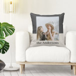 Modern Grått & Beige | Foto | Familj Namn Kudde<br><div class="desc">Lägg till personlig och snyggt i ditt hem med det moderna gråttet och beige anpassningsbar dekorativ kudde. Med ditt favoritfoto och din familj namn blandar den här designen mysiga neutralter med contemporary stil - perfekt för vardagsrum, rum eller presenting. Oavsett om du firar ett nytt hem, ett bröllop eller bara...</div>