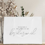 Modern Grått Bridesmaid Frieri Gift Bag<br><div class="desc">Anpassningsbar-designade "Kommer du att bli min Bridesmaid"-presentväska för brudesmaid frieri gåvor med modern svart-,  vit- och grått-design.</div>