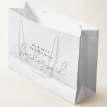Modern Grått Bridesmaid Frieri Gift Bag<br><div class="desc">Anpassningsbar-designade "Kommer du att bli min Bridesmaid"-presentväska för brudesmaid frieri gåvor med modern svart-,  vit- och grått-design.</div>