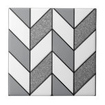 Modern Grått Glitter Herringbone Chevron Mönster v Kakelplatta<br><div class="desc">Den moderna keramiska plattan har en elegant med ett geometriskt örben mönster i vitt och grått glitter med svart linjer.</div>