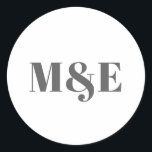 Modern Grått och vit fetstil, Monogram Bröllop Runt Klistermärke<br><div class="desc">Moderna bröllopsmärken med enkel design med dina två första monogram med ett stort,  grått-fetstilt brev över en vit bakgrund. Typsnitt och färg kan ändras till valfritt färg. Dessa contemporary stil-klistermärken gör underbara kuvertförseglingar.</div>