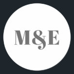 Modern Grått och vit fetstil, Monogram Bröllop Runt Klistermärke<br><div class="desc">Moderna bröllopsmärken med enkel design med dina två första monogram med ett stort,  grått-fetstilt brev över en vit bakgrund. Typsnitt och färg kan ändras till valfritt färg. Dessa contemporary stil-klistermärken gör underbara kuvertförseglingar.</div>