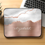 Modern Grått White Agate Metallic Ro<br><div class="desc">Det här trendiget laptop sleeve har en grått- och vit vattenfärgad agatdesign som trimmas med ro guld faux glitter,  på en ro-saftbakgrund för borstad guld. Anpassa den med ditt namn eller monogram i blek grått handskriftsskript stil.</div>