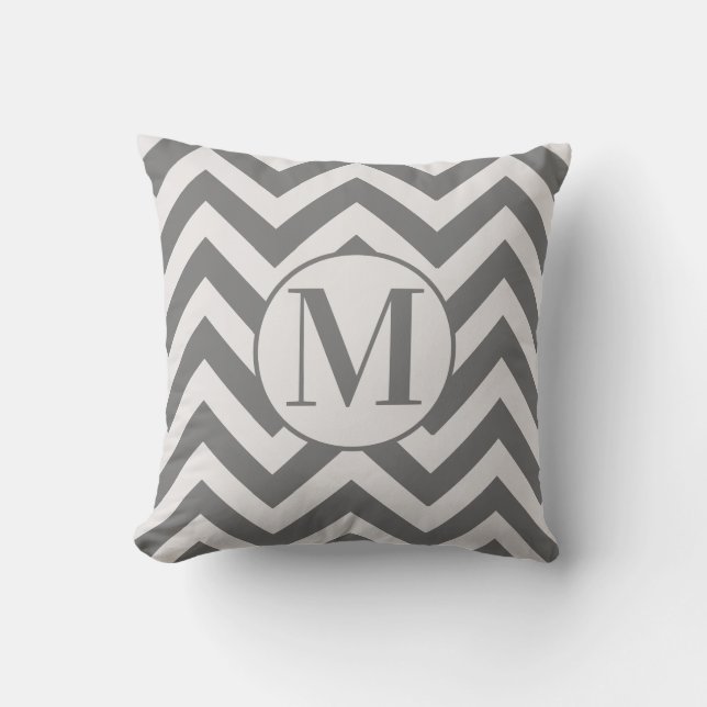 Modern Grått White Chevron Design Monogram Kudde (Framsida)