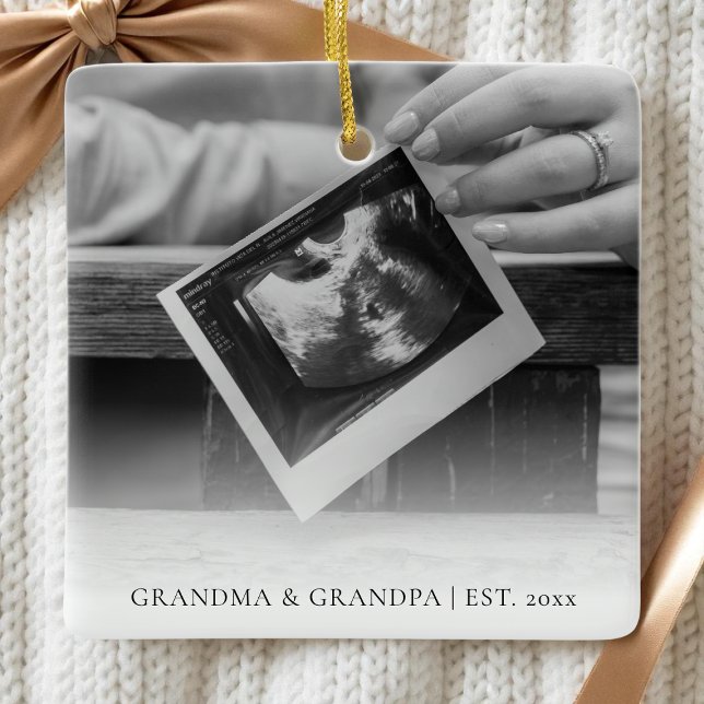 Modern Gravid förväntar sig Baby Ultrasound Photo Julgransprydnad Keramik (Modern Pregnancy Expecting Baby Ultrasound Photo Ceramic Ornament)