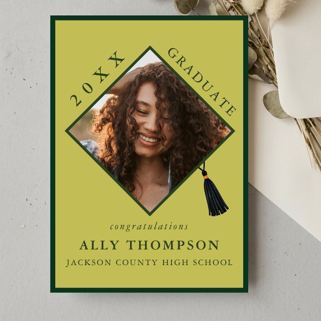 Modern Green Graduation Cap Photo Announcement Inbjudningar (Modern Green Graduation Cap Photo Announcement)