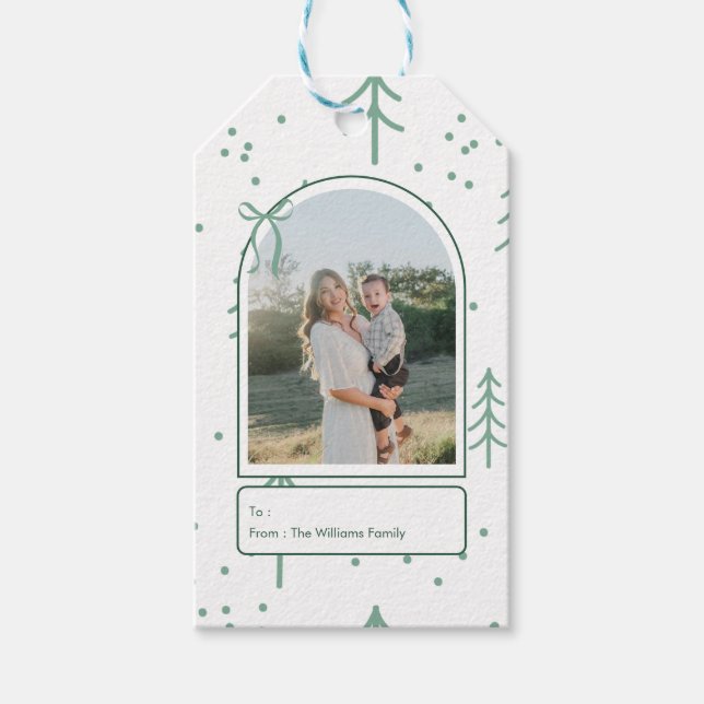 Modern Green Tree Family Photo Holiday Presentetikett (Framsidan)