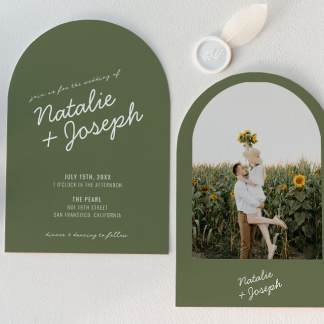 Modern Green Whimsical Summer Photo Wedding Arched Inbjudningar (Skapare uppladdad)