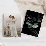 Modern Greenery Black Photo Bröllop Inbjudningar<br><div class="desc">Denna moderna gigantiska, svarta inbjudan till fotobröllop har en enkel blandning och matchar koordineringen av stilar i svartvitt med delikat grönt inslag som tillför en skarp blomning runt enkel sofistikerad typografi och underbart minimal kalligrafi-skript. Vattenfärgen eukalyptus och andra botaniska löv är vackert genomgående, med mörk emerald bleknande i en ombre...</div>