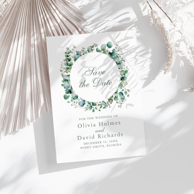Modern Greenery Eucalyptus Botanical Bröllop Spara Datumet (Modern Greenery Eucalyptus Botanical Wedding Save The Date on a sunny white table.)