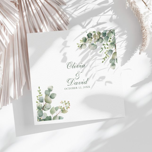 Modern Greenery Eucalyptus Bröllop Pappersservett (Modern Greenery Eucalyptus Wedding Paper Dinner Napkins on a sunny white table with boho decor.)