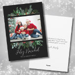 Modern Greenery Photo Feliz Navidad jul Julkort<br><div class="desc">Modern Grey Photo Feliz Navidad-julkort, Helgdag. Ett enkelt och klassiskt julkort ser grönt ut som evergreen grenar, löv och mer om ett enda foto av din familj eller spelar ingen roll som du vill inkludera. En svart bakgrund ge detta är en modern vibe, med subtila tips och poppar av färg...</div>