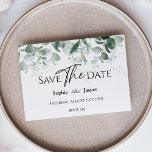 Modern Grey White Bröllop - platta - spara datum Spara Datumet<br><div class="desc">Den här moderna, grönaktiga, vita bröllop-plattan sparar datumdesignen som är enkel att blanda och som matchar koordineringen av stilar i svartvitt med delikat grönt inslag som tillför graverande blomning runt enkel sofistikerad typografi och ett mycket vackert kalligrafiskt skript. Vattenfärgen eukalyptus och andra botaniska löv är vackert genomgående, med mörk emerald...</div>