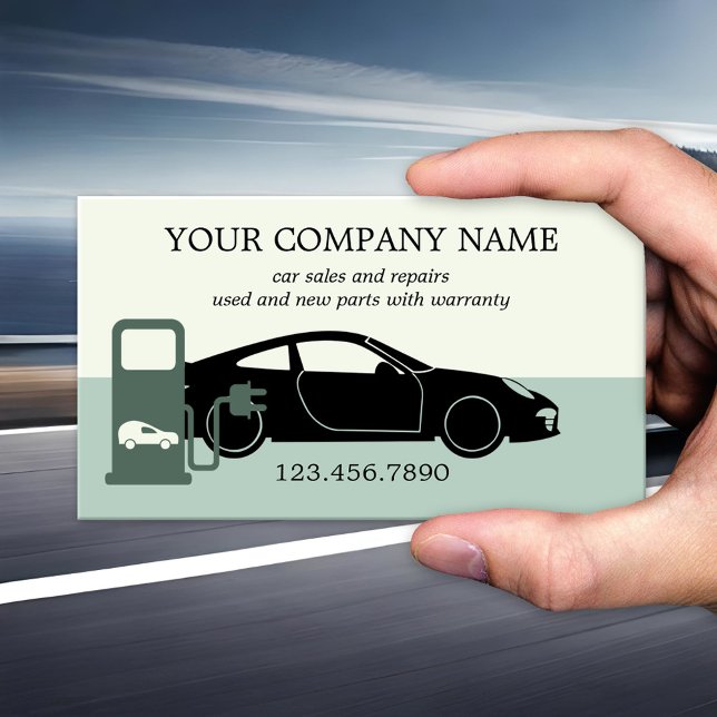 Modern Grön Bilförsäljning Reparationer Företagsko Visitkort (Garage business card with an image of a car on green with charging station for an electric vehicle)
