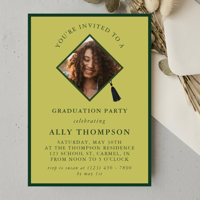 Modern Grön Fotolista Utexamensfest Inbjudningar (Modern Green Photo Frame Graduation Party Invitation)