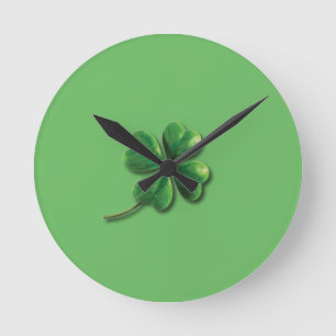 Modern grön irländsk shamrock rund klocka
