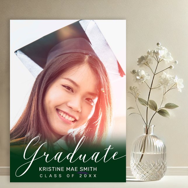 Modern Grön Vit Kalligrafi Foto Examen  Inbjudningar (Green with White Calligraphy Script Photo Graduation Announcement and Party Invitation)