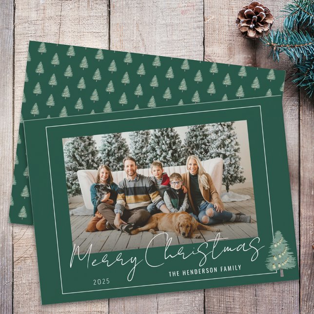 Modern Grön Whimsical Julgran Familjefoto Julkort (Modern festive tree lights christmas family photo green & white holiday flat card Whimsical script)