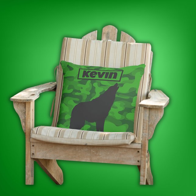 Modern Grönt Camo Black Varg Silhouette Monogram | Kudde (Skapare uppladdad)