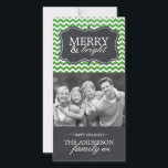 Modern Grönt Chevron Glitter-fotokort Julkort<br><div class="desc">Modern Grönt Chevron Glitter-julkort Skapat av Colorful Designings Inc. Copyright 2013-2014. All text kan ändras.</div>