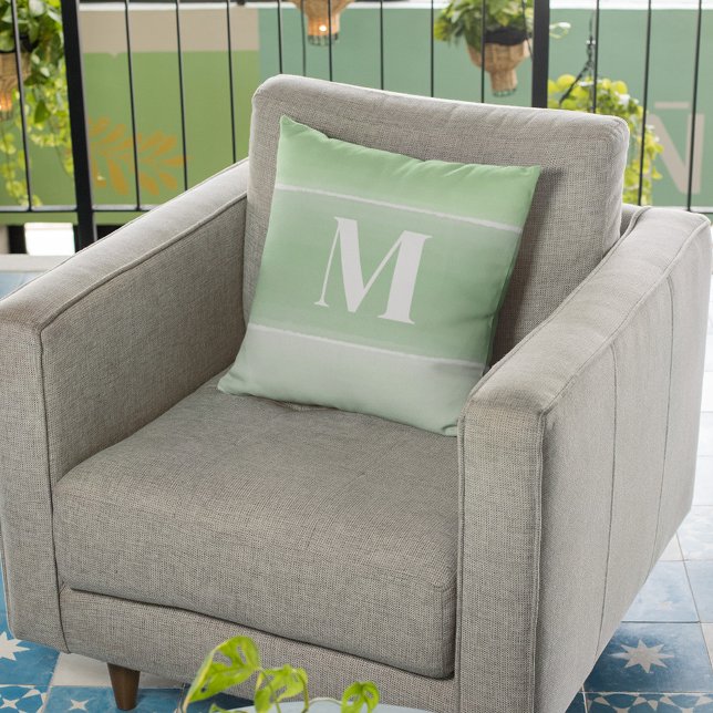 Modern Grönt Enkel Anpassningsbar Monogram Kudde (Watercolor green monogram throw pillow)