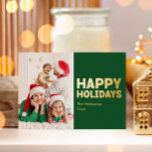 Modern Grönt, foto Merry och Bright Guld<br><div class="desc">Skicka varmt önskemål den här julhelgen med den här unika och söta, djärva, moderna grönten ett foto- och lysande guld-folie-helgdag-kort. Dess enkla och minimalistiska utformning har en boho-inspirerad inslag i guld-folie. Genom att fira den festliga andan från december ger denna utformning en trevlig och roligt beröring till alla tillfälle. Ordalydelsen...</div>