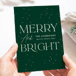 Modern Grönt Merry och Bright non-Photo Julkort<br><div class="desc">Modern helgdag-kort med "Merry and Bright" som visas med vit text och en mörk grönt bakgrund med subtila vita punkter (snö). Anpassa framsidan av kortet för icke-fotofoto med din familj namn och året med vita bokstäver. Kortet återgår till visning av ditt personliga meddelande med grönt eller lämna det tomt för...</div>