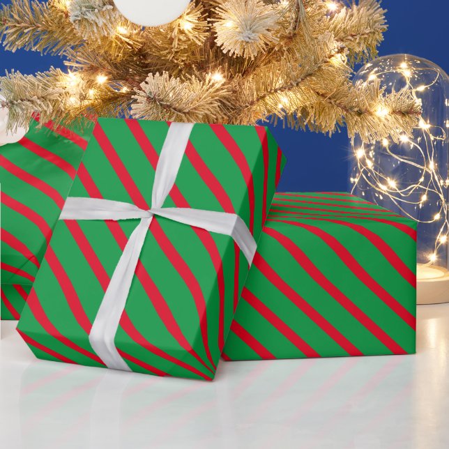Modern grönt röd diagonal rand mönster jul presentpapper (Helgdagar)