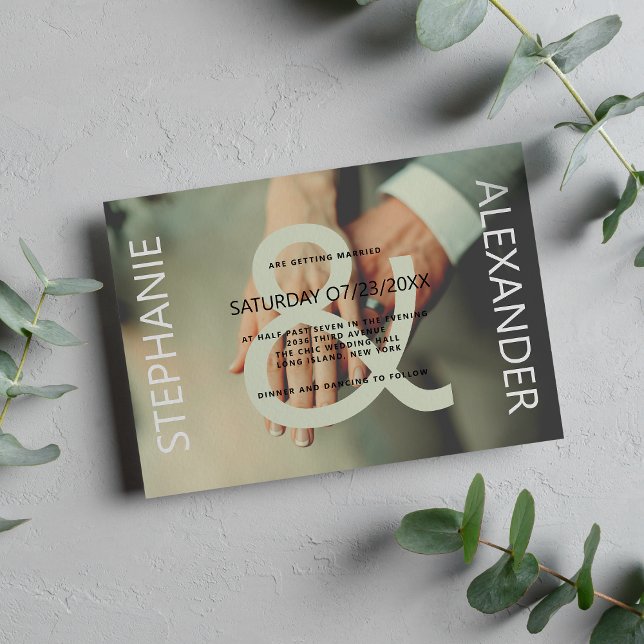 Modern grönt, vit anpassningsbar, fotoampersand br inbjudningar (Modern green white custom photo ampersand wedding )