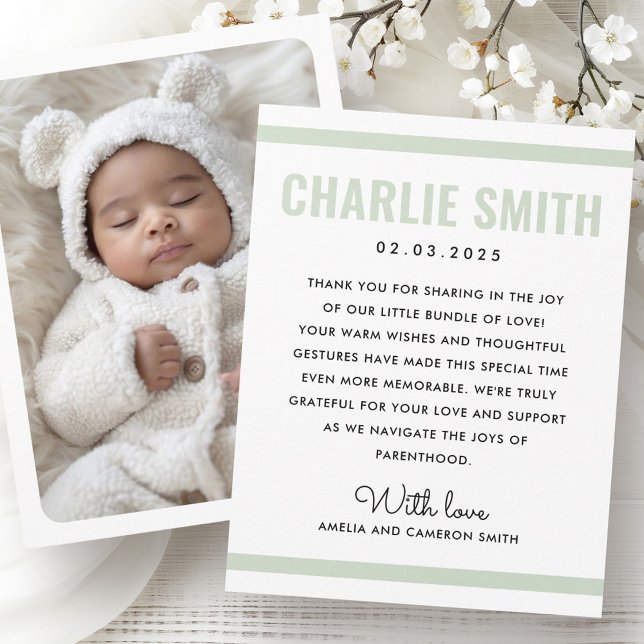 Modern grönt, vit nyfödd bebis-foto meddelande (Modern sage green white new baby birth photo announcement)