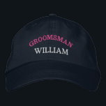 Modern Groomsman Bachelor Party-Anpassningsbar Broderad Keps<br><div class="desc">Lägg till ett namn och den roll som ska spelas upp i bröllop genom att klicka på knappen "Personlig". Den här chicen och snyggtens tak fungerar som perfekten minnesmärke över en minnesvärd flykting med dina favoritkompisar. På framsidan av hatten visas en häftande idrottsinspirerad "Groomsman"-typografi som perfekt fångar roligten och kameran...</div>