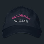Modern Groomsman Bachelor Party-Anpassningsbar Broderad Keps<br><div class="desc">Lägg till ett namn och den roll som ska spelas upp i bröllop genom att klicka på knappen "Personlig". Den här chicen och snyggtens tak fungerar som perfekten minnesmärke över en minnesvärd flykting med dina favoritkompisar. På framsidan av hatten visas en häftande idrottsinspirerad "Groomsman"-typografi som perfekt fångar roligten och kameran...</div>