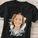 Modern Grunge Coola Anpassningsbar Foto Birthday H T Shirt<br><div class="desc">Utformningen är modern och enkel. Lägg till ett foto av anpassningsbarna på födelsedagstjuvret och lägg till namn,  lägg till ett anpassningsbar-meddelande</div>