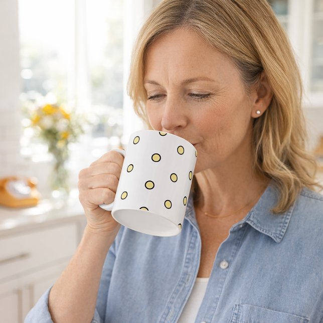 Modern gul cirkelprickmönster geometrisk kaffemugg (A mug with a yellow circle pattern with a black outline.)