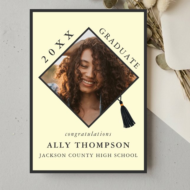 Modern gul examensmössa foto tillkännagivande (Modern Yellow Graduation Cap Photo Announcement)