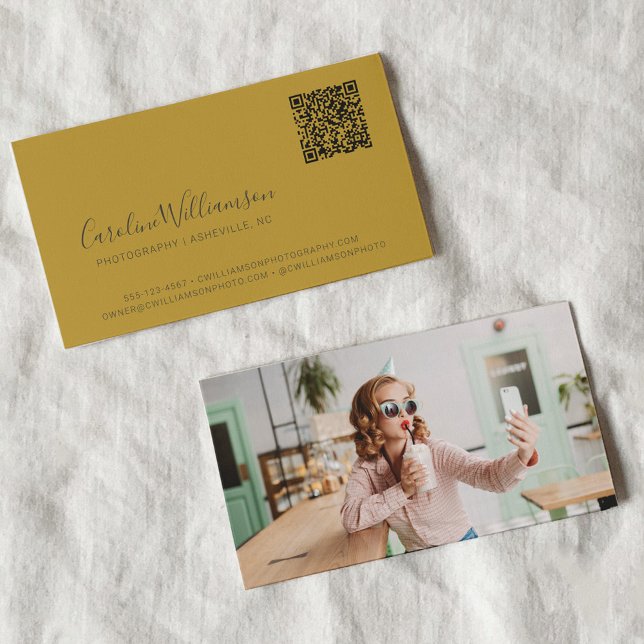 Modern Gul Grå Skript Foto QR-kod Anpassad Visitkort (Skapare uppladdad)
