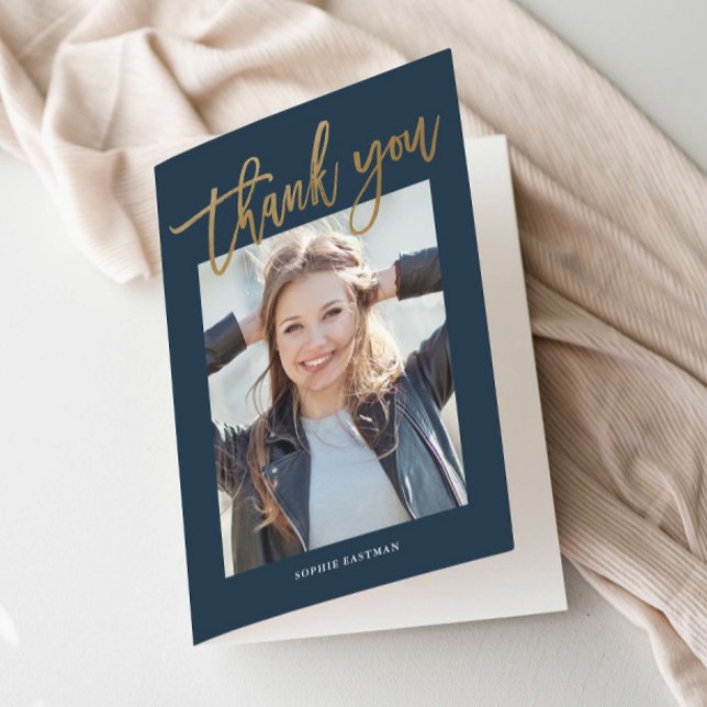 Modern Guld Calligraphy Studenten Tack Kort (Modern Gold Script Graduation Photo Thank You Card.)