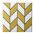 Modern Guld Glitter Herringbone Chevron Mönster v2 Kakelplatta<br><div class="desc">Den moderna keramiska plattan har en elegant chevron-design med ett geometriskt örben mönster i vitt och faux guld glitter med svart linjer.</div>