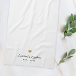 Modern Guld Heart Personlig Namn Kökshandduk<br><div class="desc">Kökshandduk av anpassningsbar-designad typ med guld-hjärtutformning med personlig namn och år.</div>